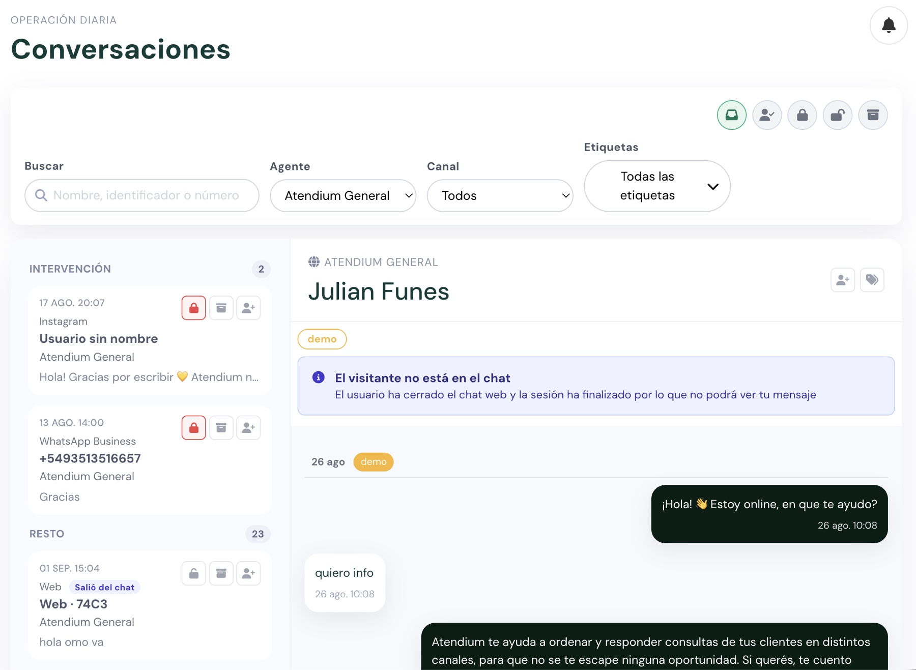 Bandeja de Atendium con búsqueda, filtros por agente, canal y etiquetas, conversaciones de Instagram, WhatsApp y web, e intervención del equipo humano.